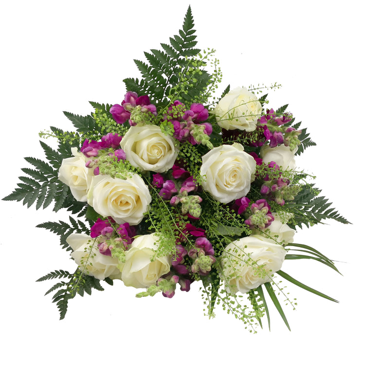 Floristens bårebuket med hvide roser og lilla løvemund