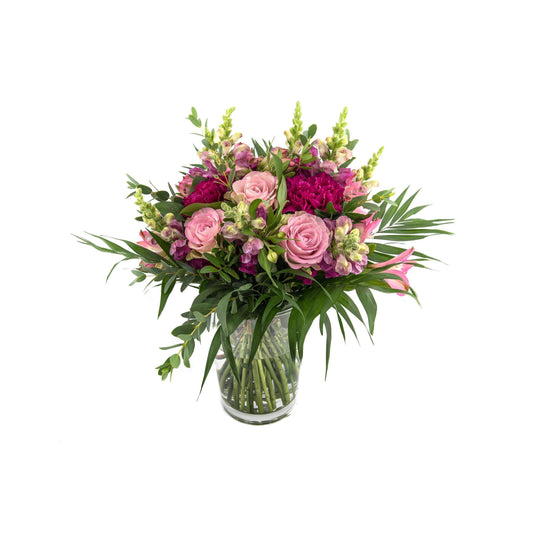 En buket i lilla og lyserøde nuancer, bundet med roser, nelliker og løvmunde